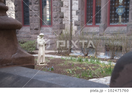 中庭のキリスト像 102475760