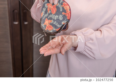 【からっぽのがま口をひっくり返す主婦】 【からっぽのがま口をひっくり返す主婦】 102477250