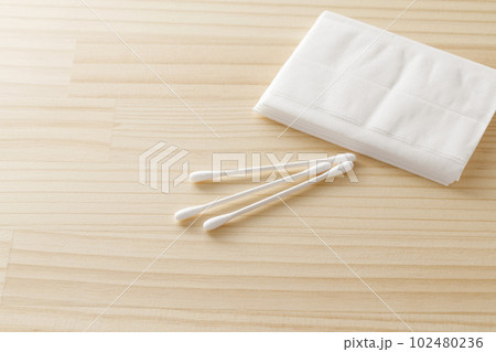 綿棒とティッシュペーパー 綿棒とティッシュペーパー 102480236