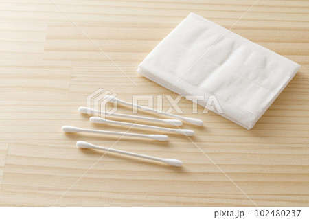 綿棒とティッシュペーパー 102480237