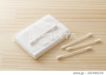 綿棒とティッシュペーパー 102480239