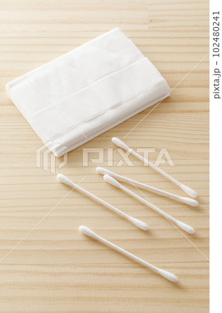 綿棒とティッシュペーパー 102480241