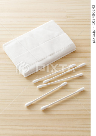 綿棒とティッシュペーパー 102480242