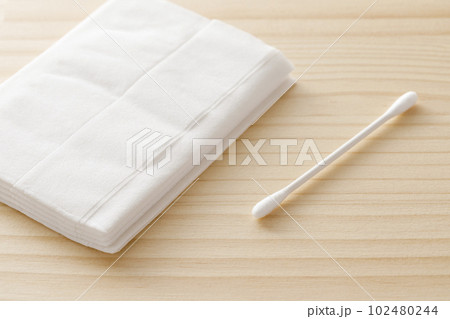 綿棒とティッシュペーパー 102480244