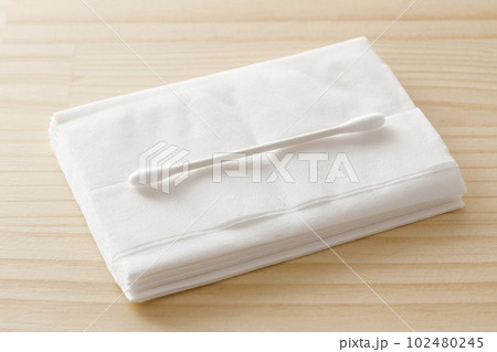 綿棒とティッシュペーパー 102480245