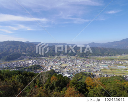 冨士山より望む大洲盆地(愛媛県大洲市) 102483041