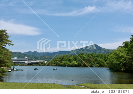 宝が池と国立京都国際会館と比叡山　横構図 102485875