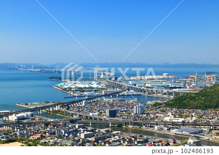 【香川県】晴天の青ノ山展望台から見た瀬戸大橋 【香川県】晴天の青ノ山展望台から見た瀬戸大橋 102486193