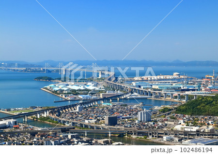 【香川県】晴天の青ノ山展望台から見た瀬戸大橋 102486194