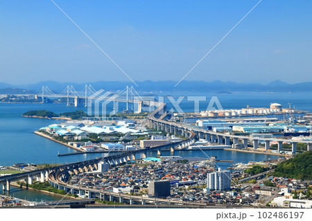 【香川県】晴天の青ノ山展望台から見た瀬戸大橋 102486197