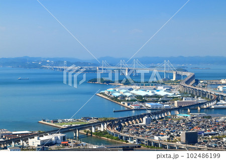 【香川県】晴天の青ノ山展望台から見た瀬戸大橋 102486199