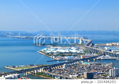 【香川県】晴天の青ノ山展望台から見た瀬戸大橋 102486201