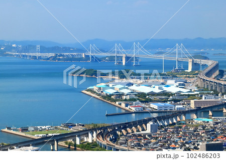 【香川県】晴天の青ノ山展望台から見た瀬戸大橋 102486203