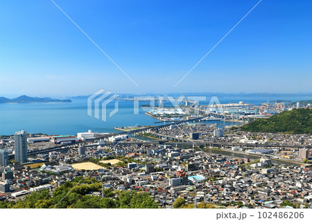 【香川県】晴天の青ノ山展望台から見た瀬戸大橋 102486206