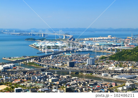 【香川県】晴天の青ノ山展望台から見た瀬戸大橋 102486211