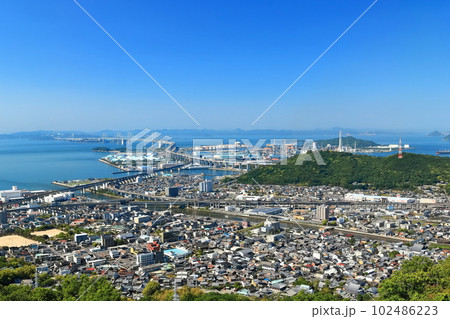 【香川県】晴天の青ノ山展望台から見た瀬戸大橋 【香川県】晴天の青ノ山展望台から見た瀬戸大橋 102486223