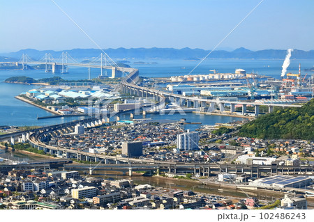 【香川県】晴天の青ノ山展望台から見た瀬戸大橋 102486243
