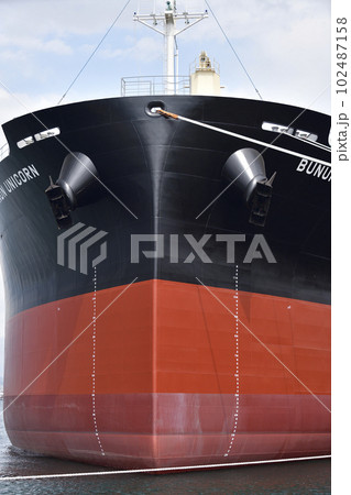 春の北海道函館市函館ドックで修繕中の貨物船の風景を撮影 春の北海道函館市函館ドックで修繕中の貨物船の風景を撮影 102487158