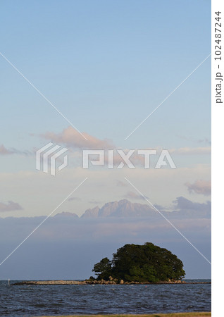 富山県氷見市 唐島と立山連峰 富山県氷見市 唐島と立山連峰 102487244