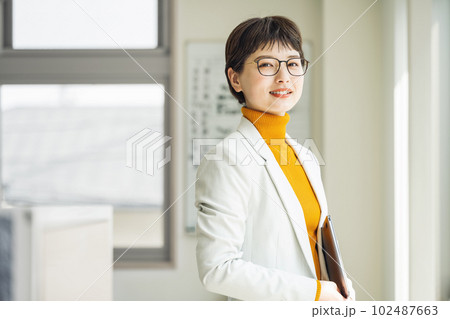 爽やかなキャリアウーマンのポートレート 102487663