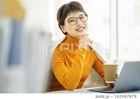 ベリーショートのおしゃれなキャリアウーマン 102487679