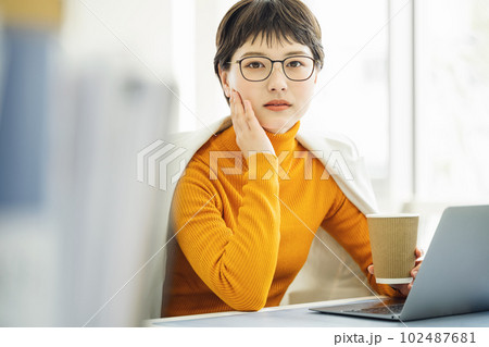 ベリーショートのおしゃれなキャリアウーマン 102487681