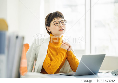 ベリーショートのおしゃれなキャリアウーマン 102487692