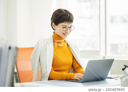 ベリーショートのおしゃれなキャリアウーマン 102487693