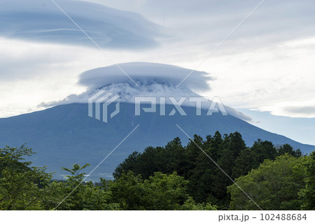 田貫湖からの富士山の二重笠雲と吊るし雲 102488684