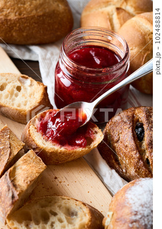 バケットに塗った苺ジャム バケットに塗った苺ジャム 102488814