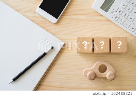 ハテナマークのブロック、電卓、スマホ、ノート、車のおもちゃ 102488823