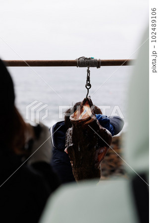 あんこうの吊るし切り(青森県風間浦村) あんこうの吊るし切り(青森県風間浦村) 102489106