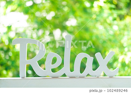 新緑の中でリラックスする 102489246