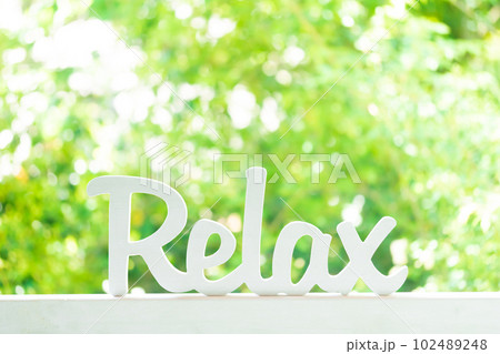 新緑の中でリラックスする 102489248