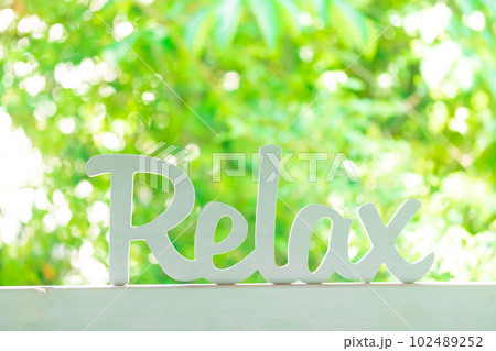 新緑の中でリラックスする 102489252