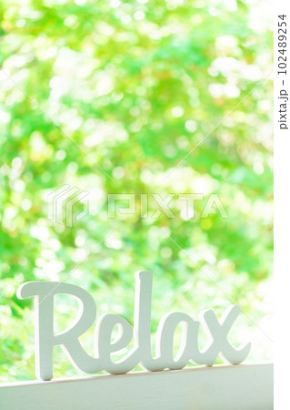 新緑の中でリラックスする 102489254