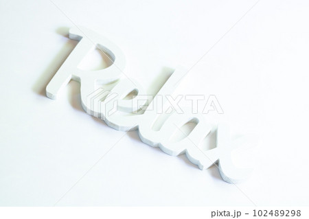 新緑の中でリラックスする 102489298