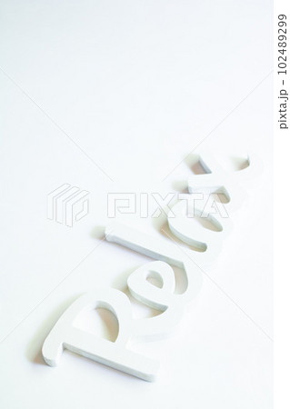 新緑の中でリラックスする 102489299