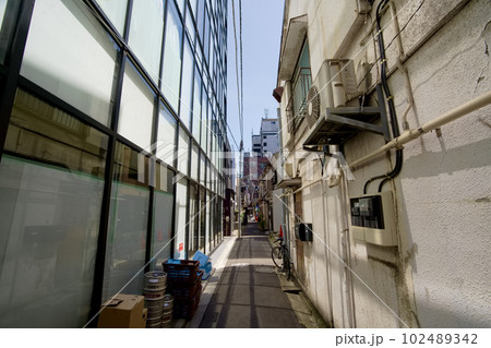 東京都中央区　月島の商店街裏路地02 102489342