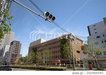 清澄通り沿いの東京都中央区月島区民センター周りの風景 102489345