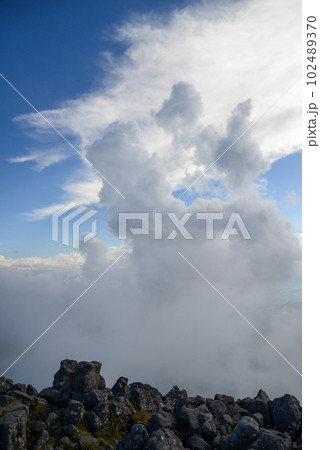 蓼科山の景色　青空の山頂 102489370