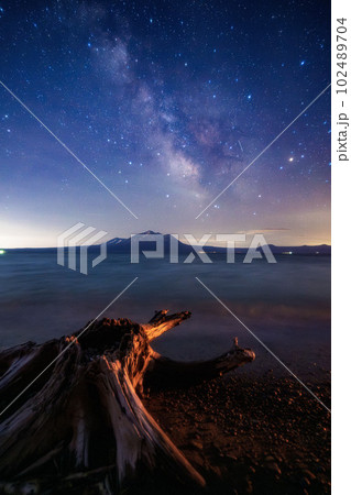 天の川掛かる支笏湖 102489704