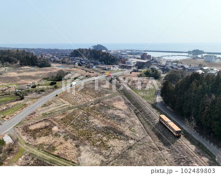 【空撮】旧蛸島駅と築堤上に残されている気動車 102489803