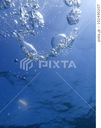 水中で崩れ行く 102490207