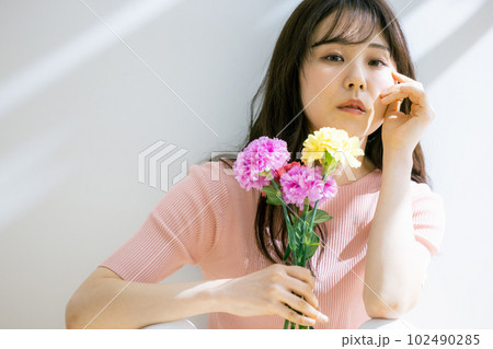 花を持つ女性 花を持つ女性 102490285