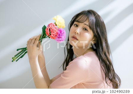 花を持つ女性 花を持つ女性 102490289