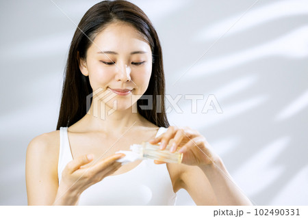 コットン　女性　化粧水　肌 102490331