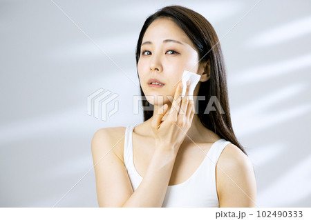 コットン　女性　化粧水　肌 102490333