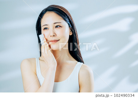 コットン　女性　化粧水　肌 102490334