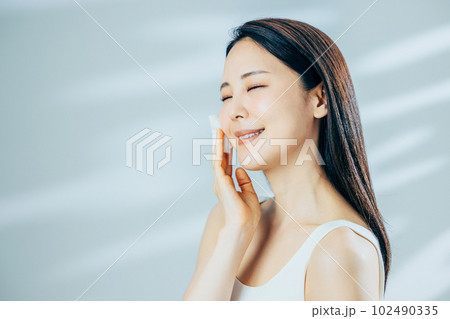 コットン　女性　化粧水　肌 102490335